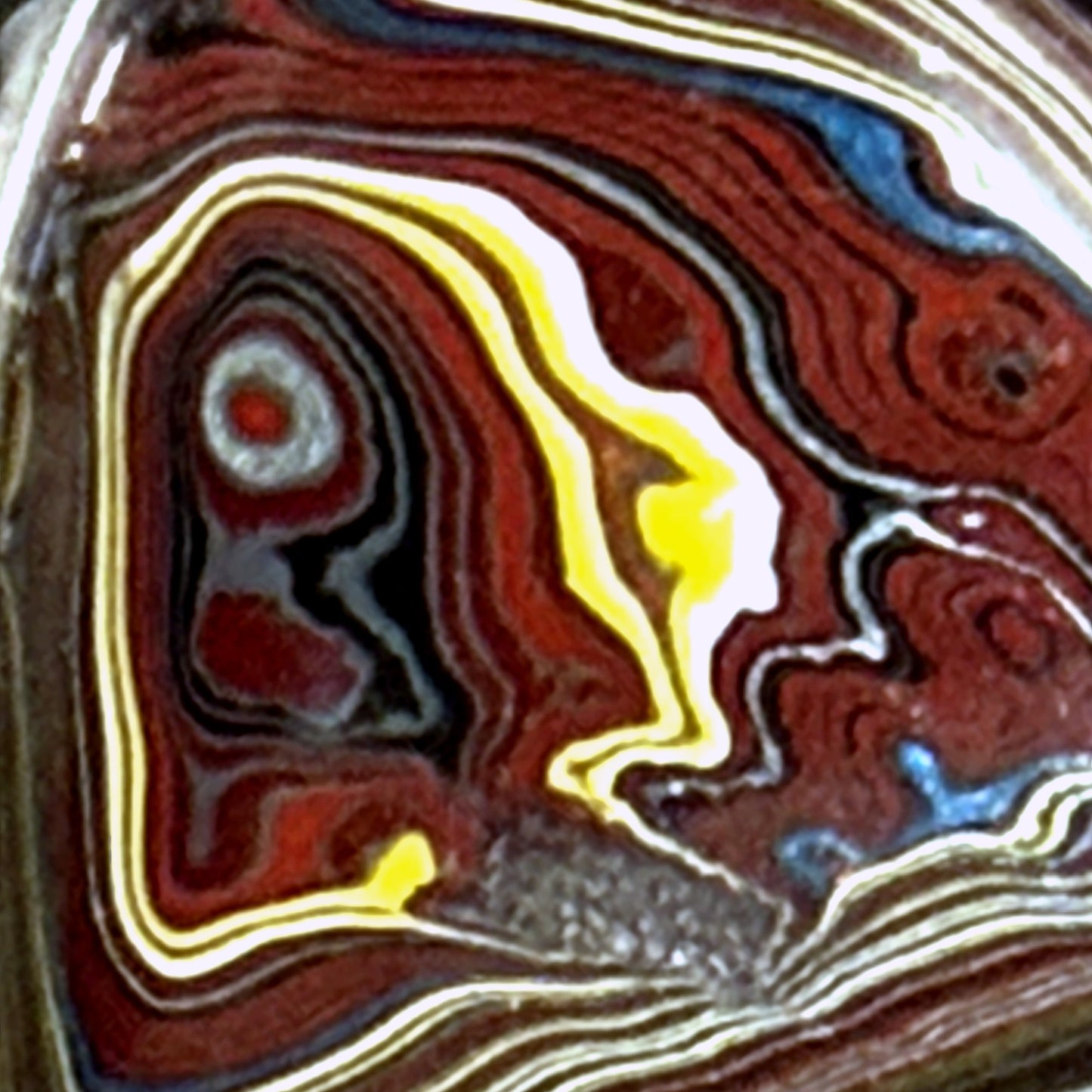 Macro of the fordite Detroit-agate layers, front face of the reversible triangle